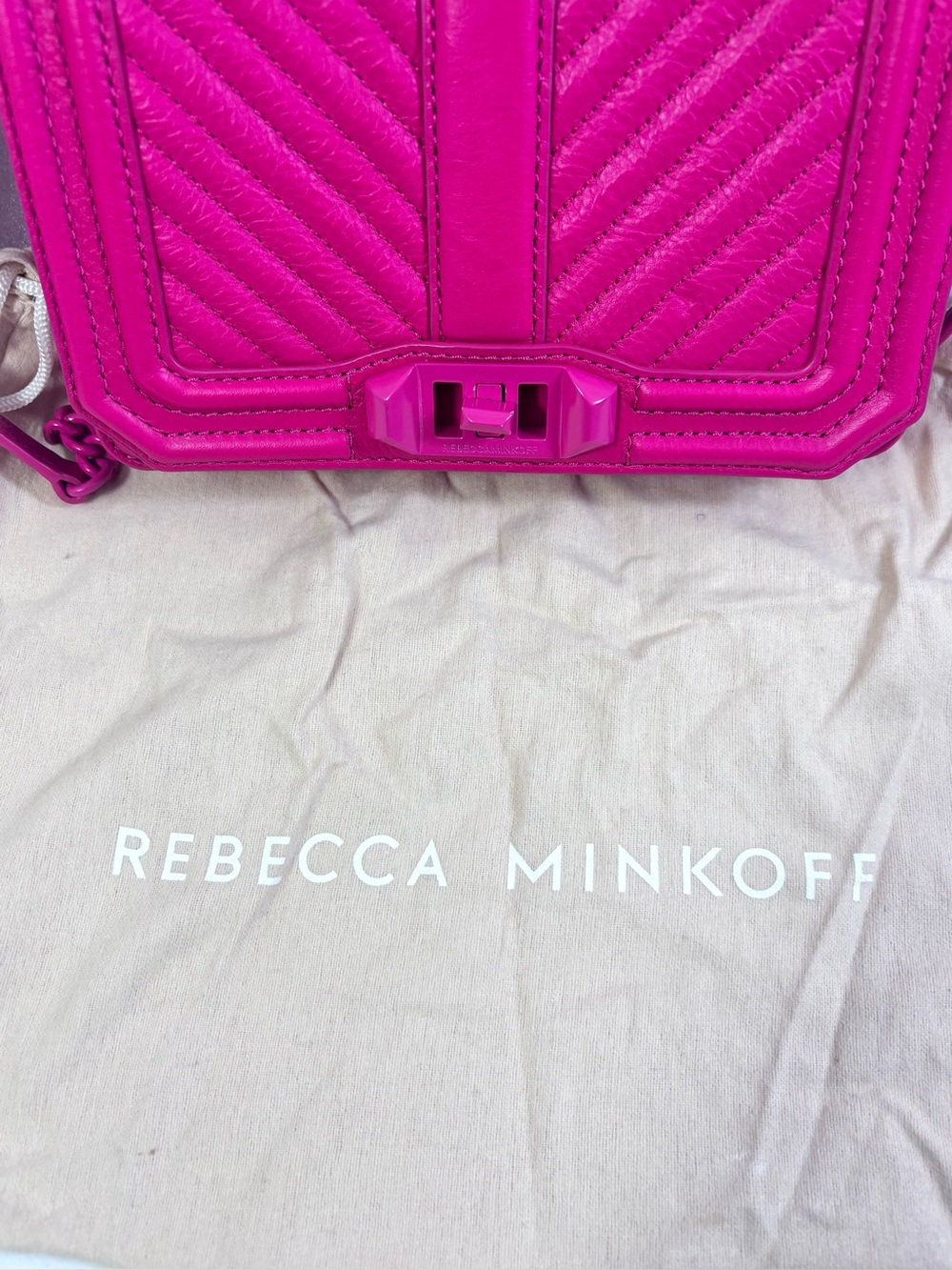 Rebecca Minkoff Chevron Quilted Sm Love C/B. Acid Pink.
